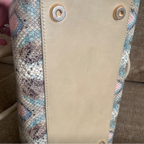 Kelly Wynne Handbag - Picture 7 of 9